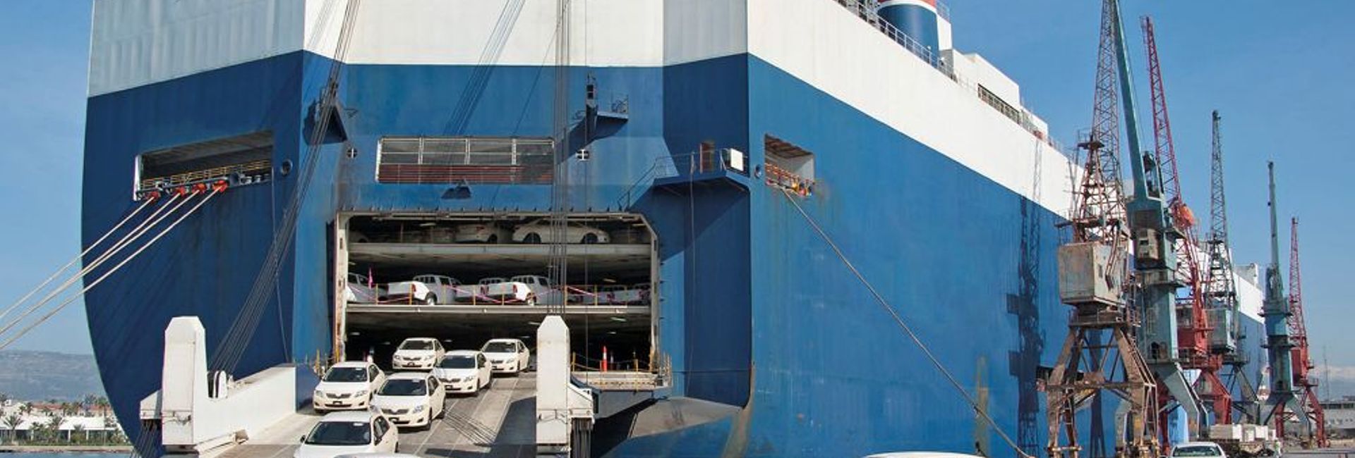 Cargo ship for vehicle transport